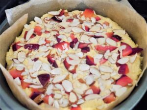  5つの材料で作るアーモンドケーキとフレッシュベリーのレシピ