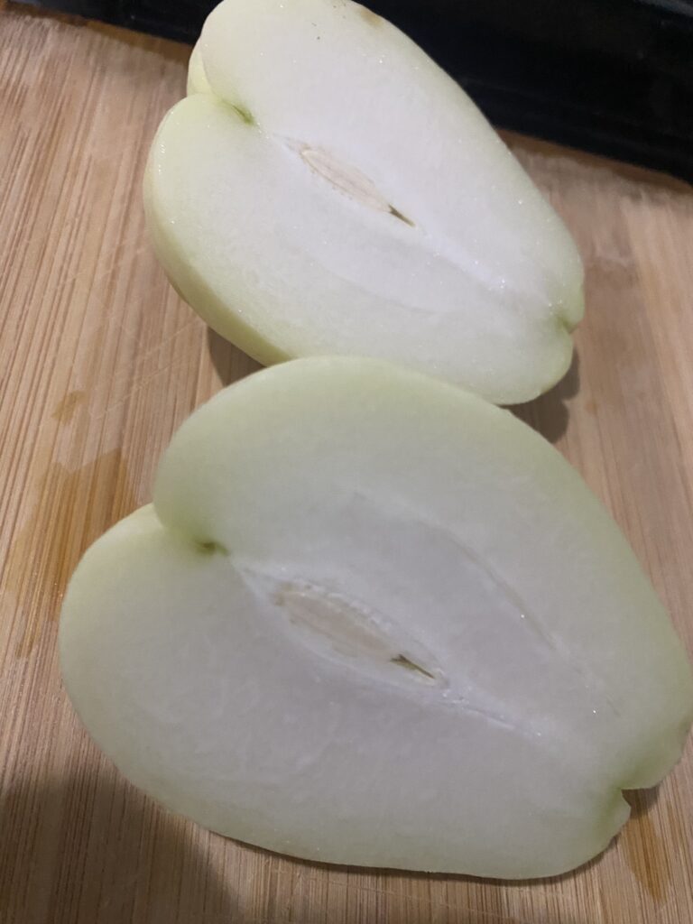 chayote ハヤトウリ。割ったところ