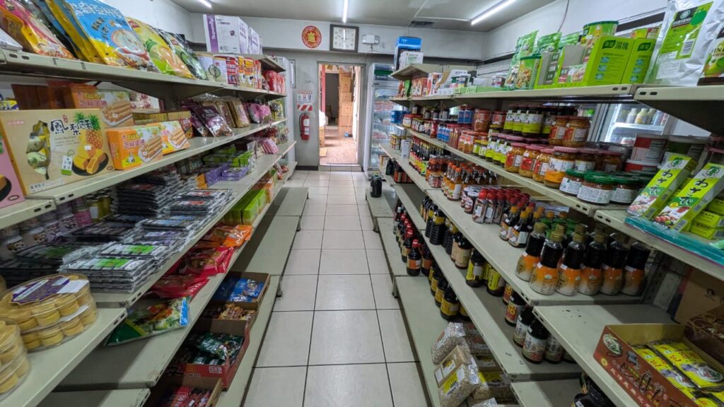 Tong yi market shelves