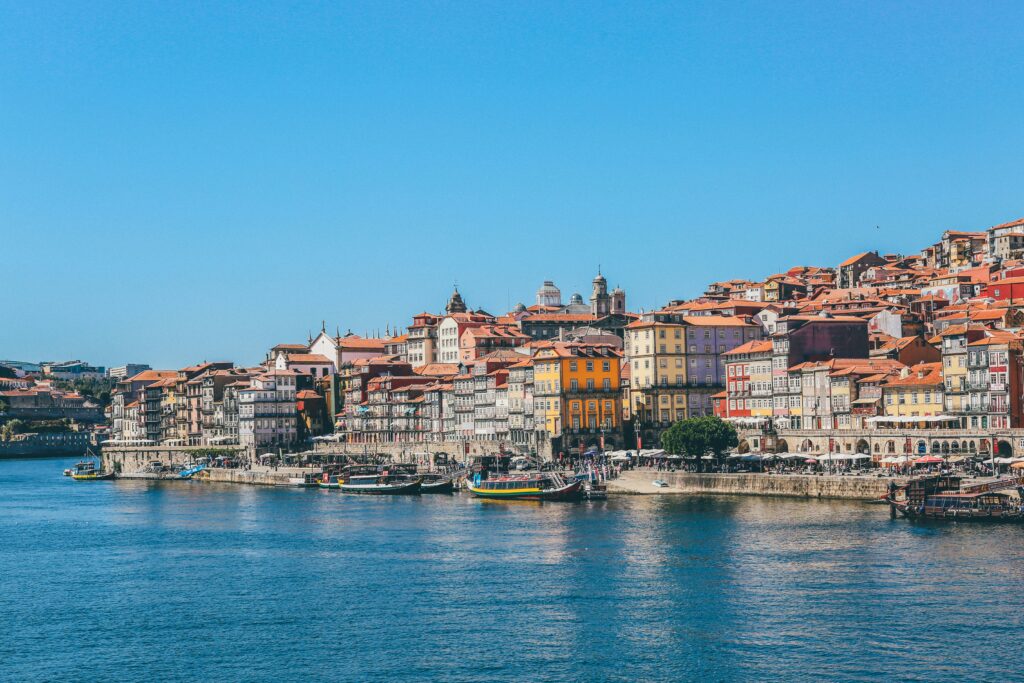 A water area where boats and other boats stop next to a city of Portugal.