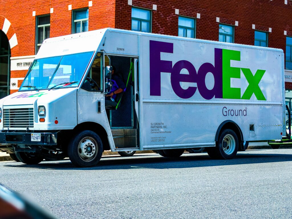 Fedexの車